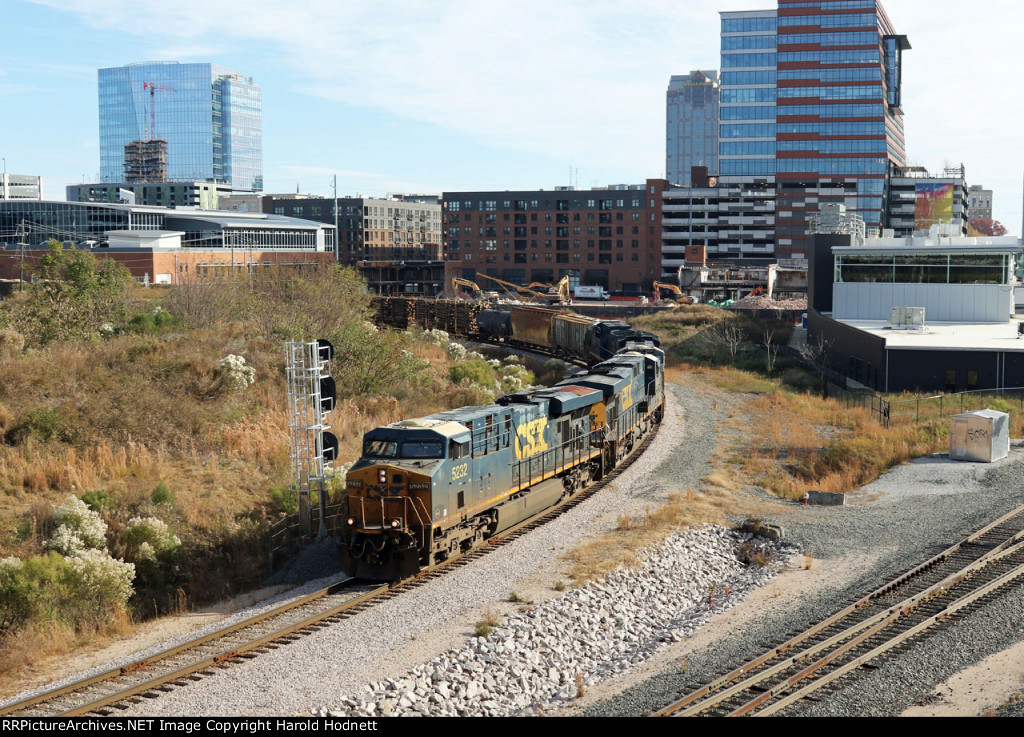 CSX 5232 leads train L619-24 past the signal at Raleigh Tower